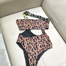 范思哲新款连体泳衣 对版五金😍🥰适合多种场景的游泳衣🏊♀️海边 游泳池 温泉 水上乐园 漂流都可以😌 范思哲新款连体泳衣 对版五金😍🥰适合多种场景的游泳衣🏊♀️海边 游泳池 温泉 水上乐园 漂流都可以😌
