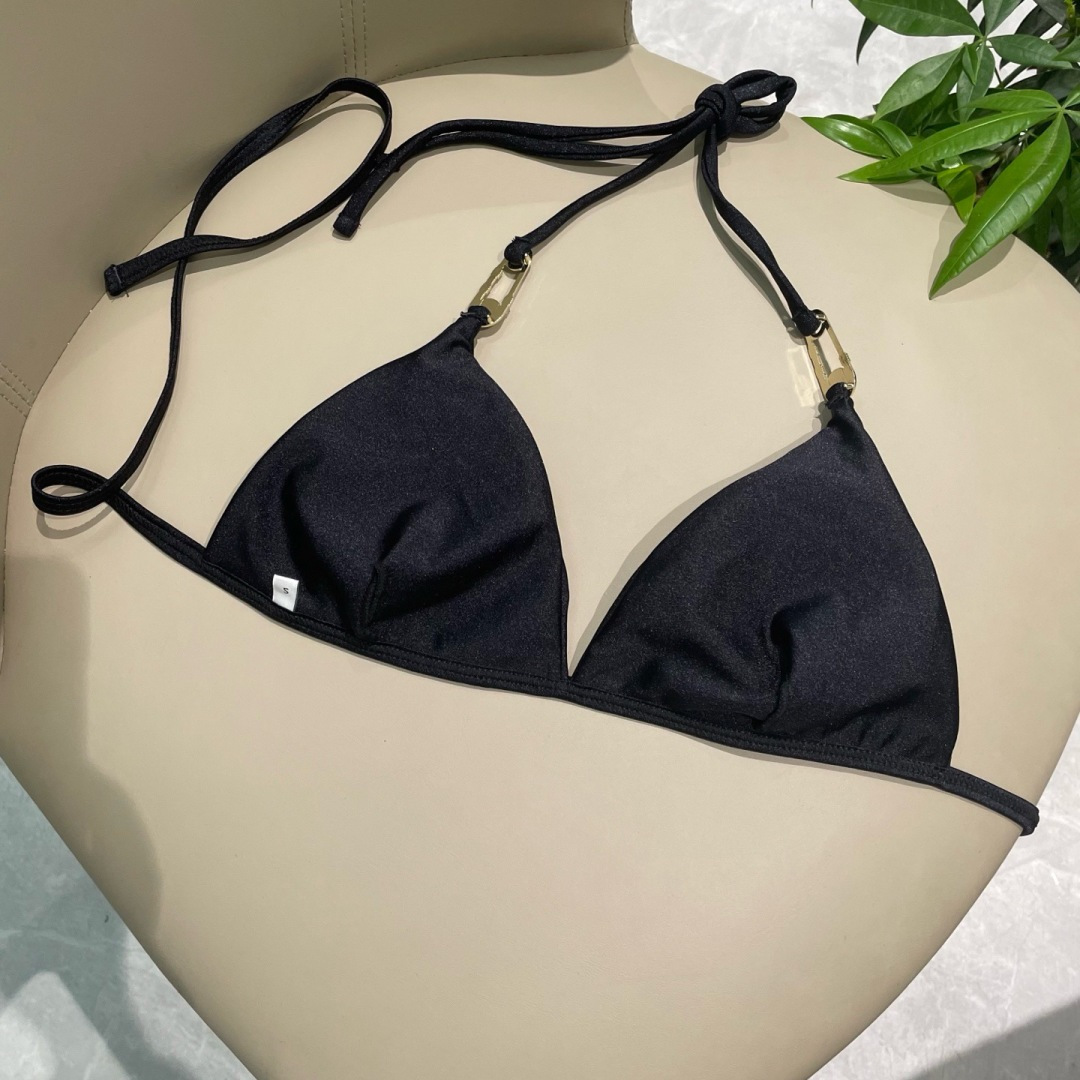 范思哲新款比基尼泳衣 对版五金😍🥰适合多种场景的游泳衣🏊♀️海边 游泳池 温泉 水上乐园 漂流都可以 范思哲新款比基尼泳衣 对版五金😍🥰适合多种场景的游泳衣🏊♀️海边 游泳池 温泉 水上乐园 漂流都可以