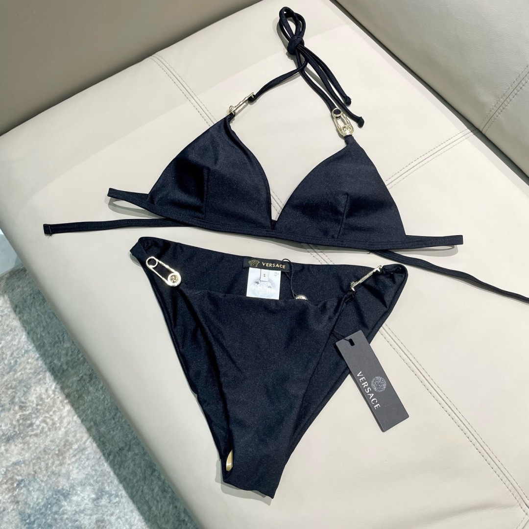 范思哲新款比基尼泳衣 对版五金😍🥰适合多种场景的游泳衣🏊♀️海边 游泳池 温泉 水上乐园 漂流都可以 范思哲新款比基尼泳衣 对版五金😍🥰适合多种场景的游泳衣🏊♀️海边 游泳池 温泉 水上乐园 漂流都可以