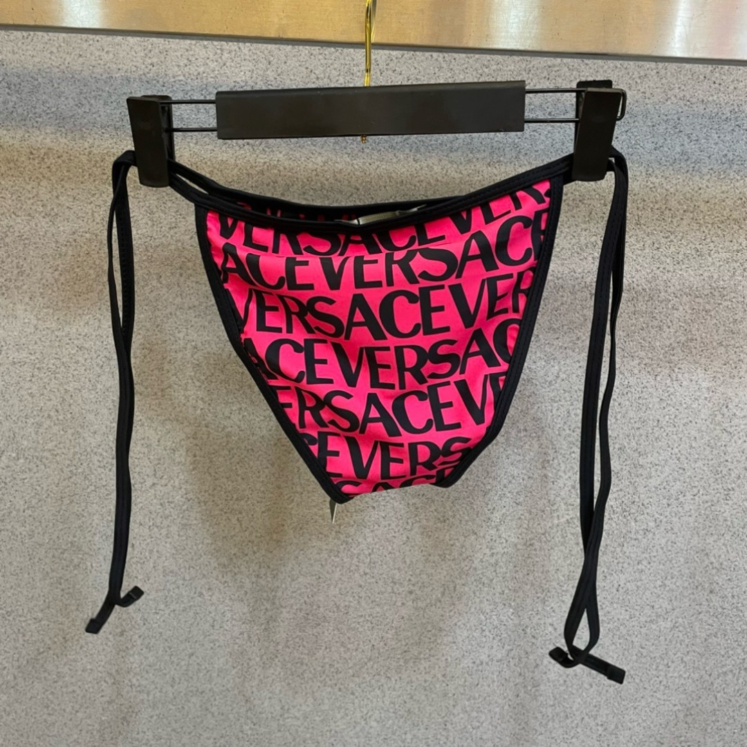 范思哲连体👙❤️😍🥰适合多种场景的游泳衣🏊‍♀️海边 游泳池 温泉 水上乐园 漂流都可以😌内搭外穿也完全