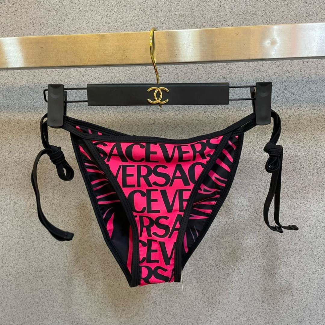 范思哲连体👙❤️😍🥰适合多种场景的游泳衣🏊‍♀️海边 游泳池 温泉 水上乐园 漂流都可以😌内搭外穿也完全