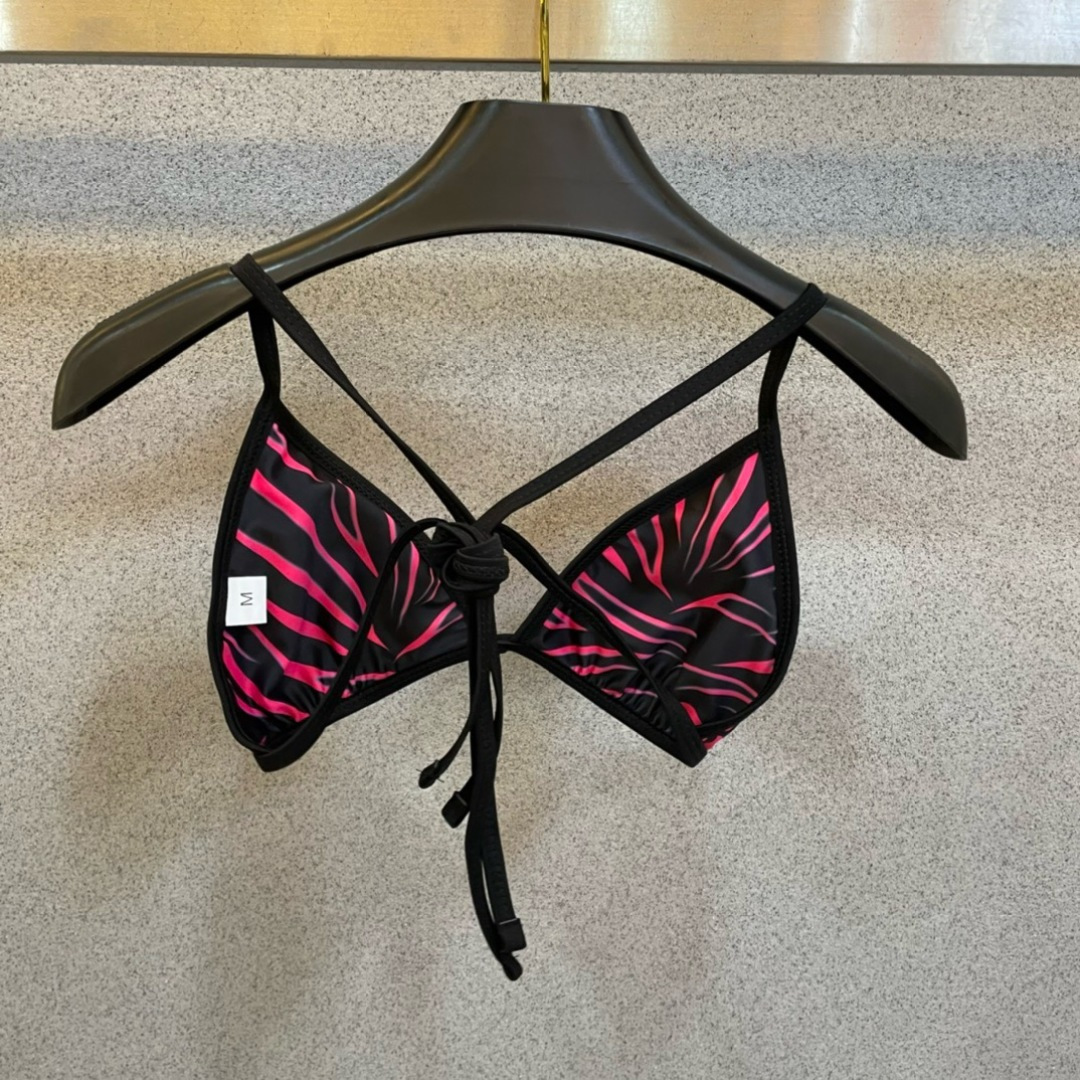范思哲连体👙❤️😍🥰适合多种场景的游泳衣🏊‍♀️海边 游泳池 温泉 水上乐园 漂流都可以😌内搭外穿也完全