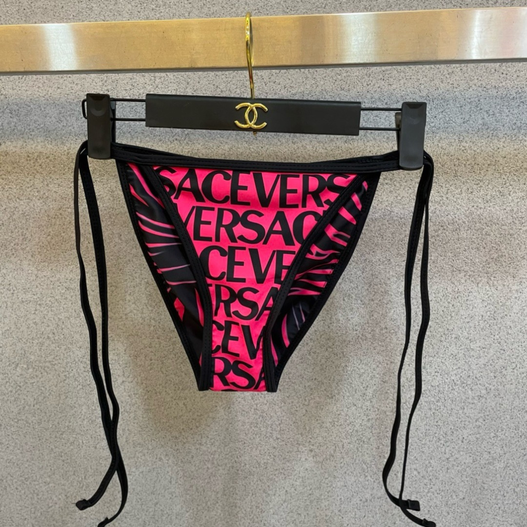 范思哲连体👙❤️😍🥰适合多种场景的游泳衣🏊‍♀️海边 游泳池 温泉 水上乐园 漂流都可以😌内搭外穿也完全