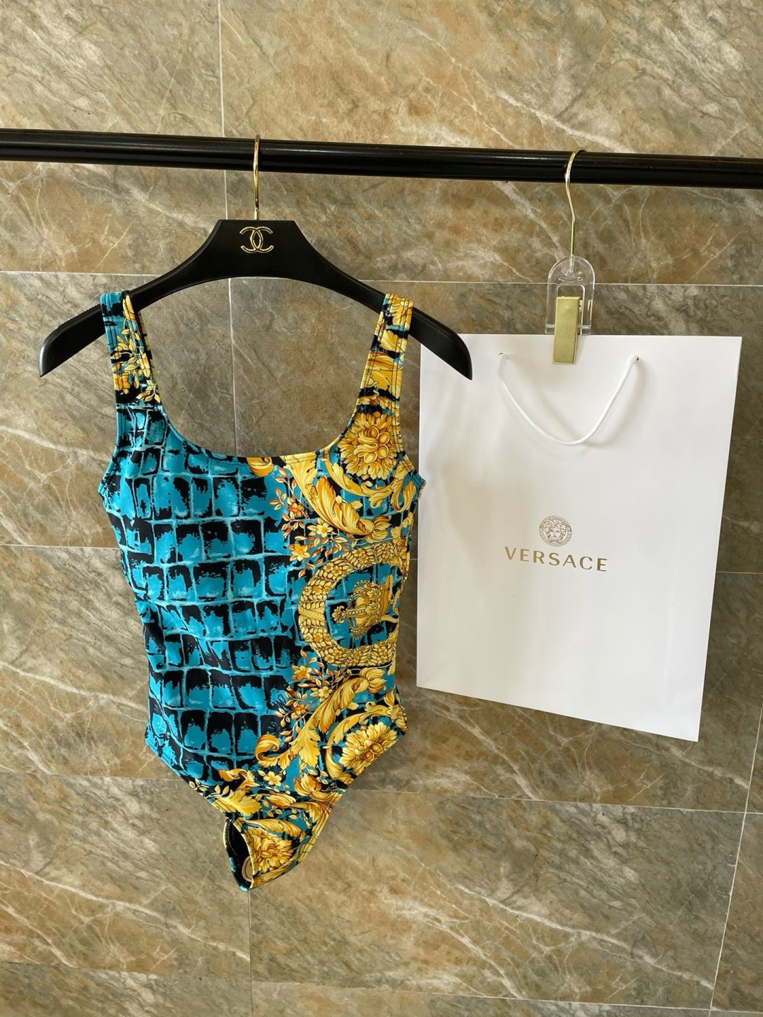 范思哲连体👙❤️😍🥰适合多种场景的游泳衣🏊‍♀️海边 游泳池 温泉 水上乐园 漂流都可以😌内搭外穿也完全