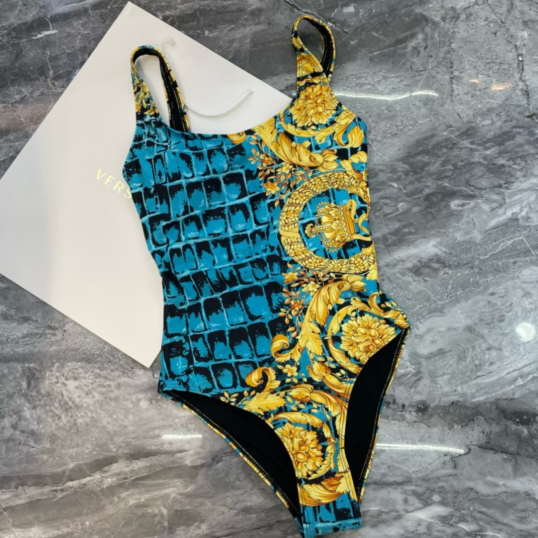 范思哲连体👙❤️😍🥰适合多种场景的游泳衣🏊‍♀️海边 游泳池 温泉 水上乐园 漂流都可以😌内搭外穿也完全