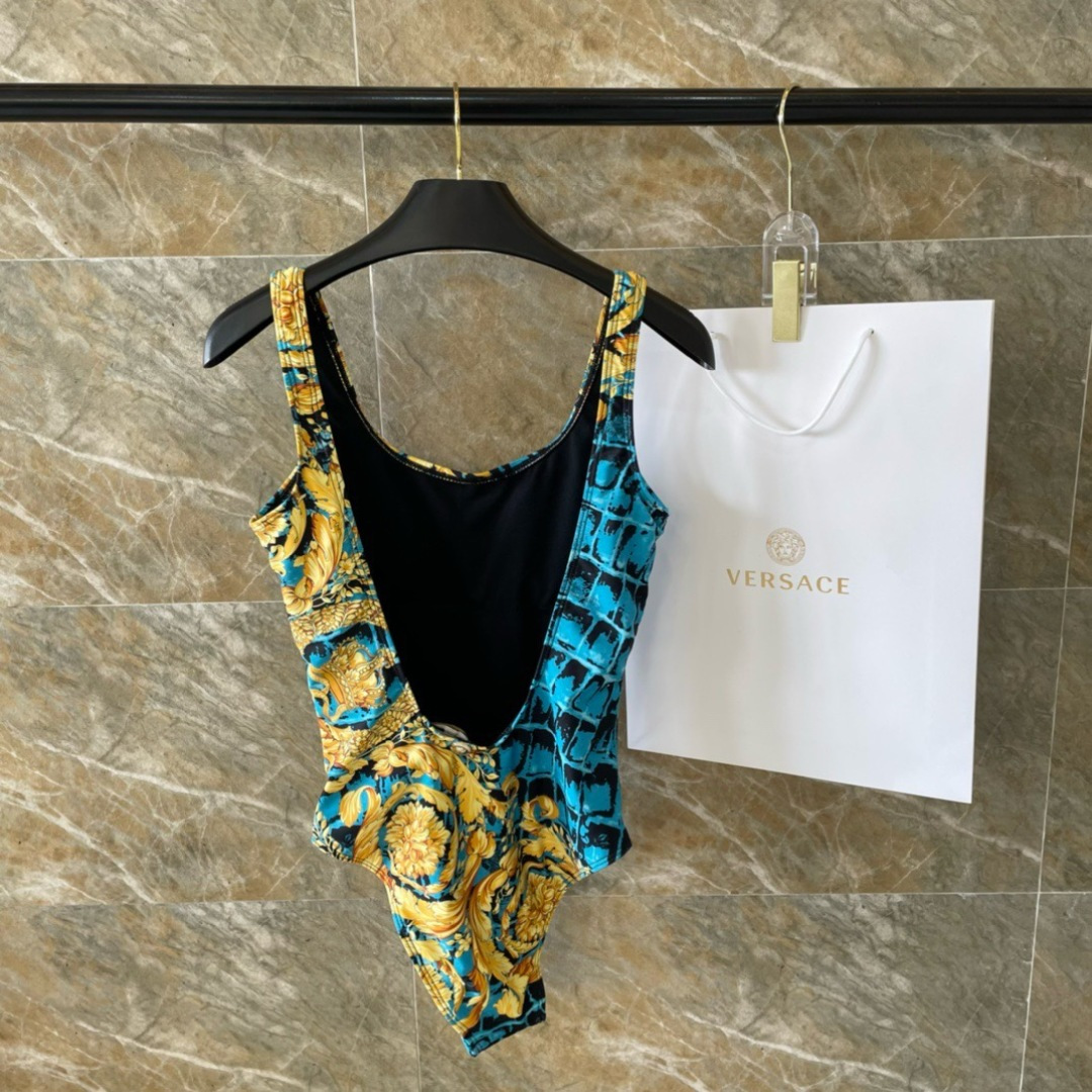 范思哲连体👙❤️😍🥰适合多种场景的游泳衣🏊‍♀️海边 游泳池 温泉 水上乐园 漂流都可以😌内搭外穿也完全