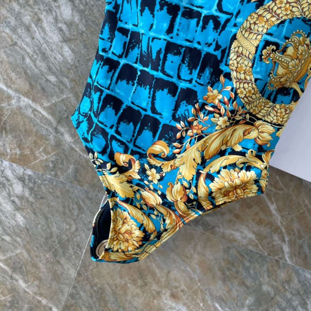 范思哲连体👙❤️😍🥰适合多种场景的游泳衣🏊‍♀️海边 游泳池 温泉 水上乐园 漂流都可以😌内搭外穿也完全
