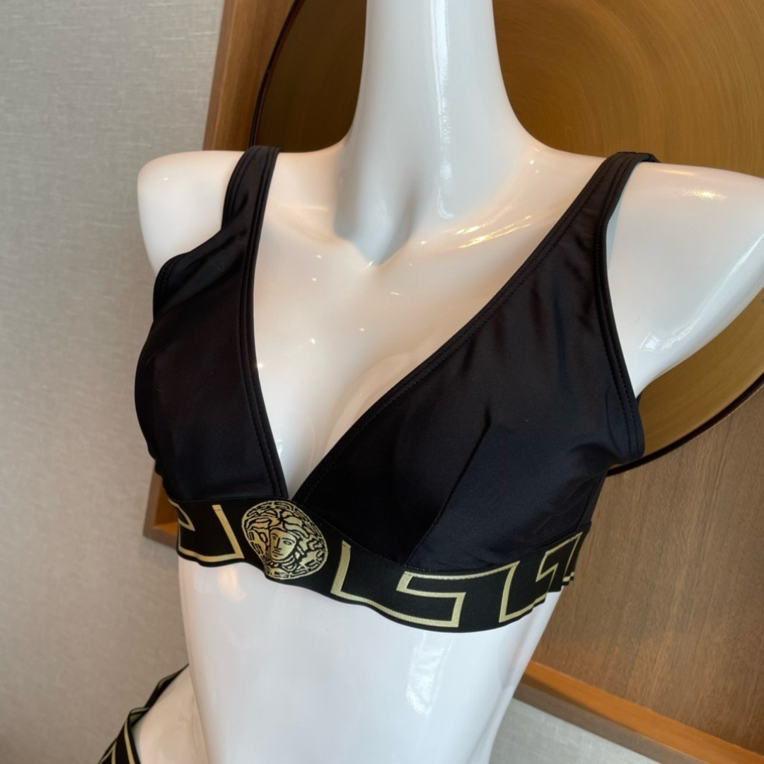 范思哲比基尼👙❤️😍🥰适合多种场景的游泳衣🏊‍♀️海边 游泳池 温泉 水上乐园 漂流都可以😌内搭外穿也完
