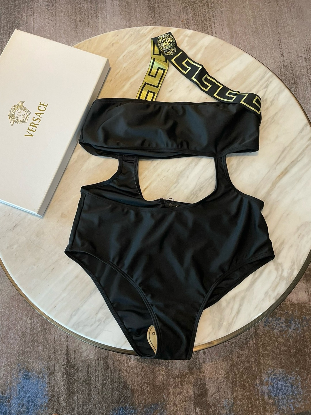 范思哲连体👙❤️😍🥰适合多种场景的游泳衣🏊‍♀️海边 游泳池 温泉 水上乐园 漂流都可以😌内搭外穿也完全