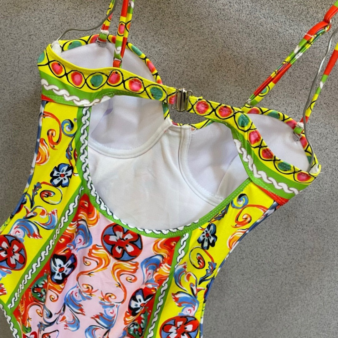 范思哲新款泳衣😍🥰适合多种场景的游泳衣🏊‍♀️海边 游泳池 温泉 水上乐园 漂流都可以😌内搭也完全可以 
