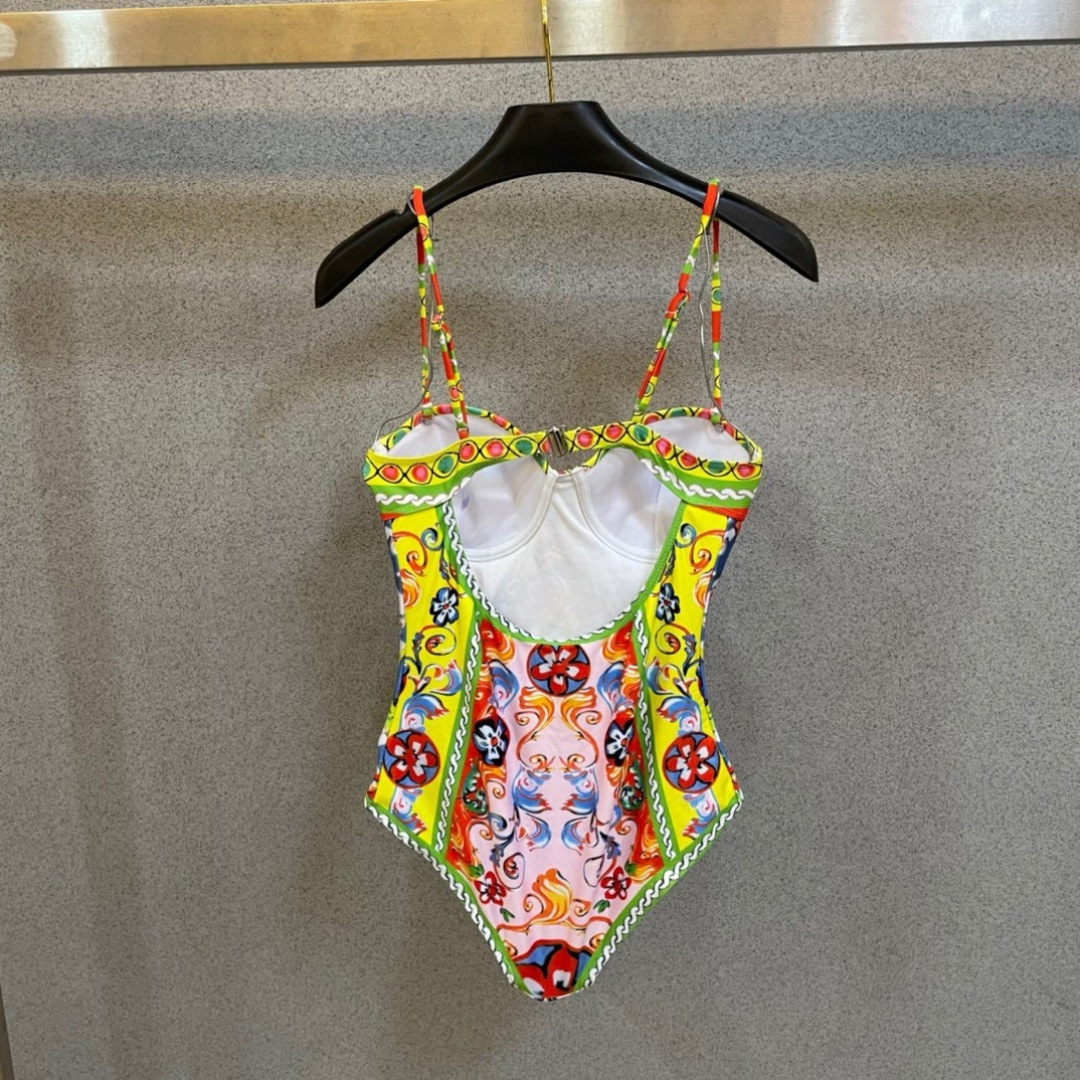 范思哲新款泳衣😍🥰适合多种场景的游泳衣🏊‍♀️海边 游泳池 温泉 水上乐园 漂流都可以😌内搭也完全可以 