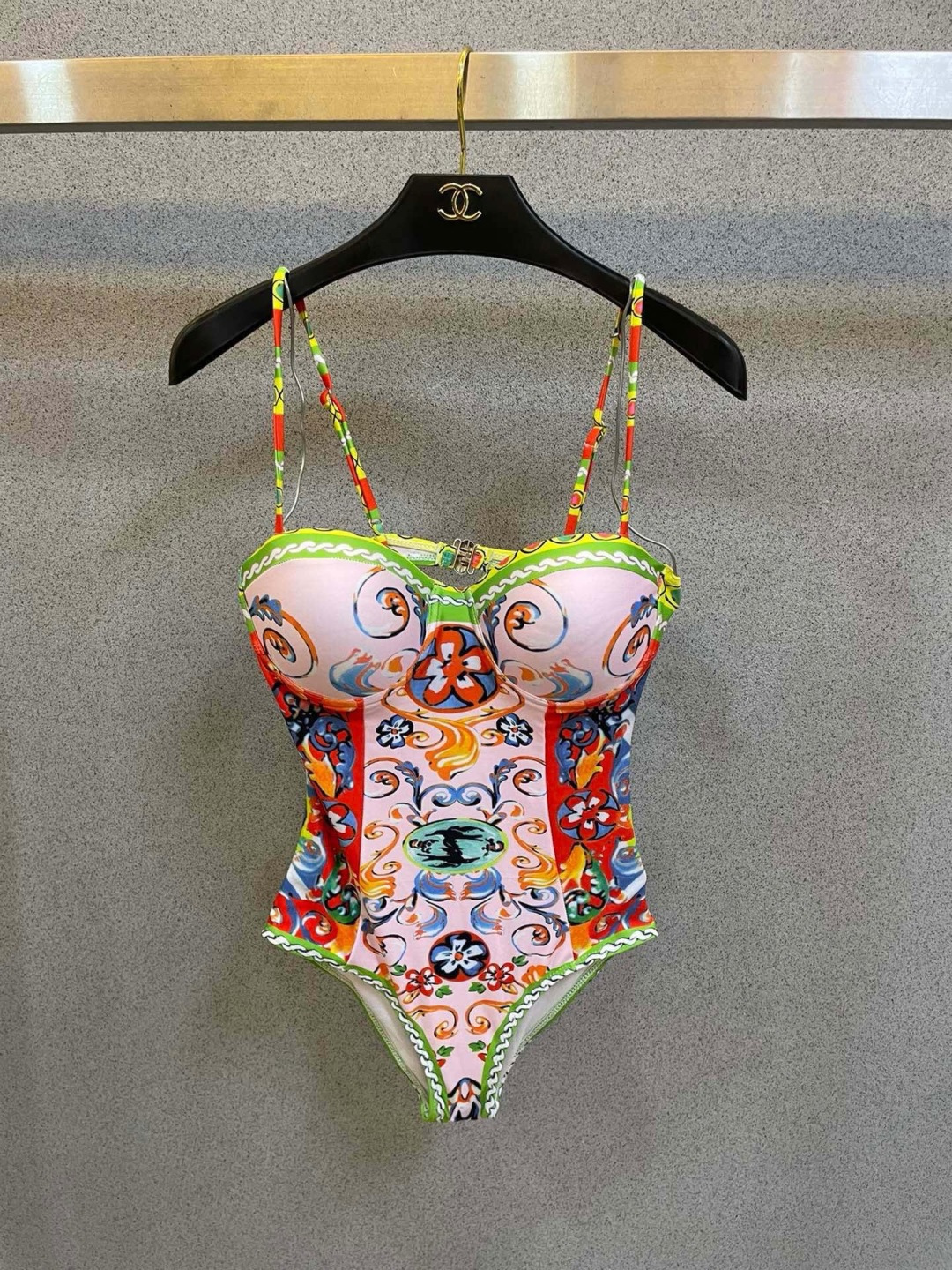 范思哲新款泳衣😍🥰适合多种场景的游泳衣🏊‍♀️海边 游泳池 温泉 水上乐园 漂流都可以😌内搭也完全可以 