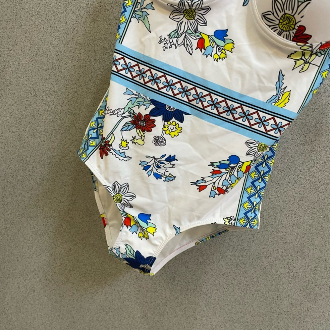 范思哲新款泳衣😍🥰适合多种场景的游泳衣🏊‍♀️海边 游泳池 温泉 水上乐园 漂流都可以😌内搭也完全可以 
