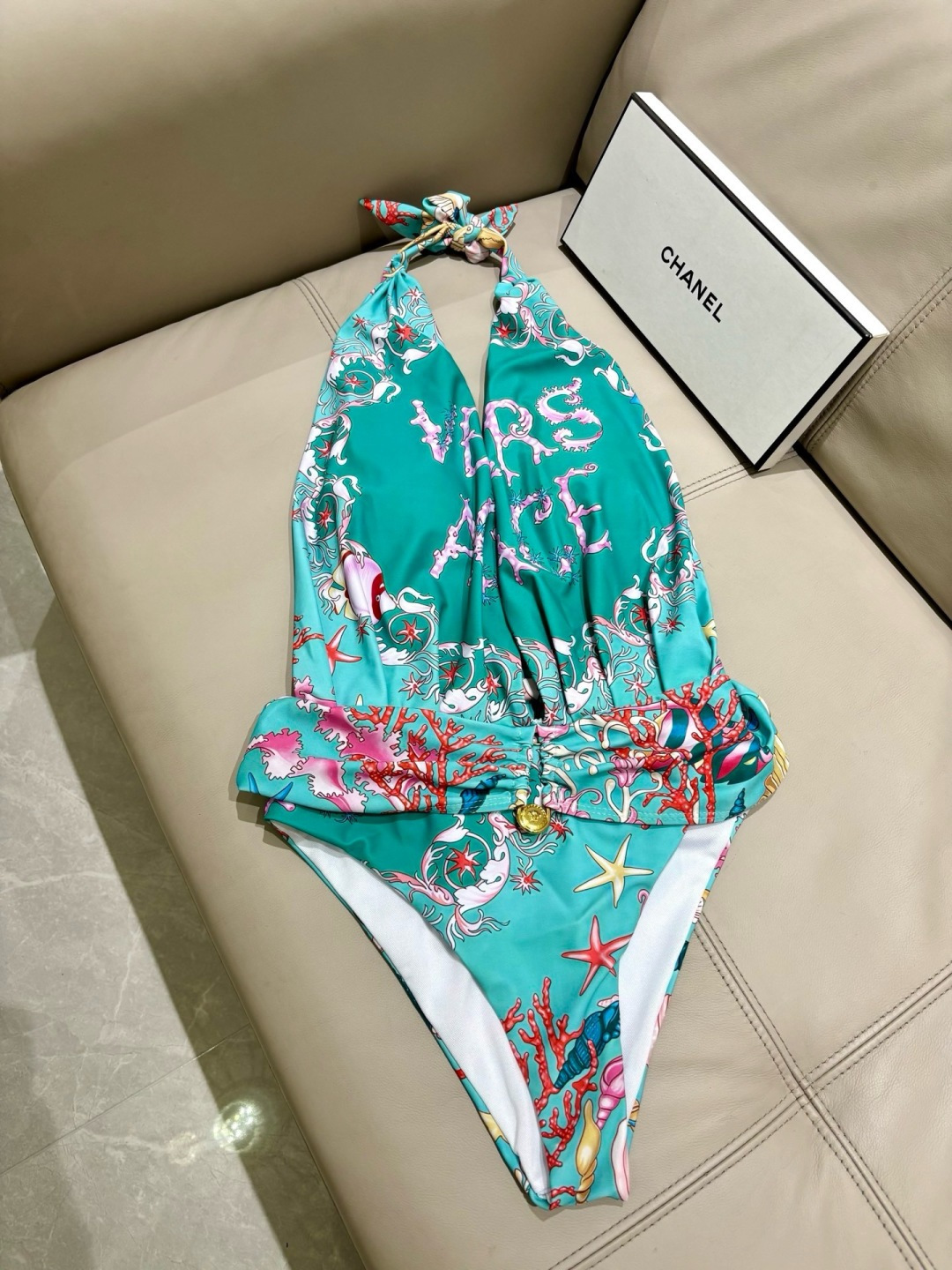 范思哲新款连体泳衣😍🥰适合多种场景的游泳衣🏊♀️海边 游泳池 温泉 水上乐园 漂流都可以😌内搭也完全可 范思哲新款连体泳衣😍🥰适合多种场景的游泳衣🏊♀️海边 游泳池 温泉 水上乐园 漂流都可以😌内搭也完全可