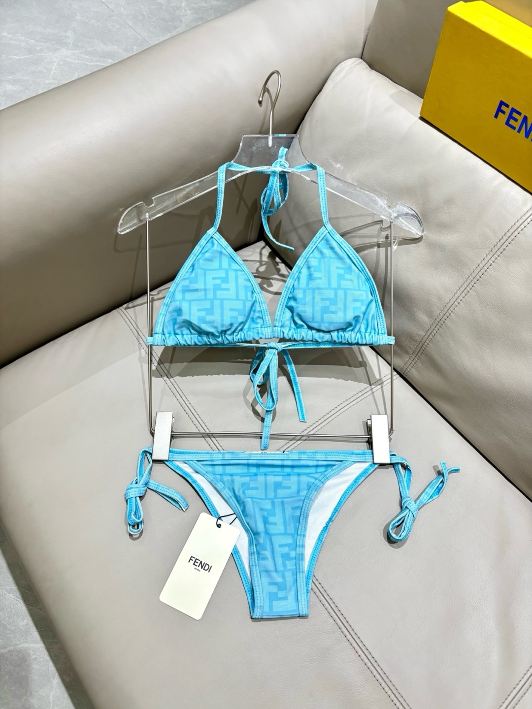 芬迪比基尼😍🥰适合多种场景的游泳衣🏊♀️海边 游泳池 温泉 水上乐园 漂流都可以😌内搭也完全可以 连体 芬迪比基尼😍🥰适合多种场景的游泳衣🏊♀️海边 游泳池 温泉 水上乐园 漂流都可以😌内搭也完全可以 连体