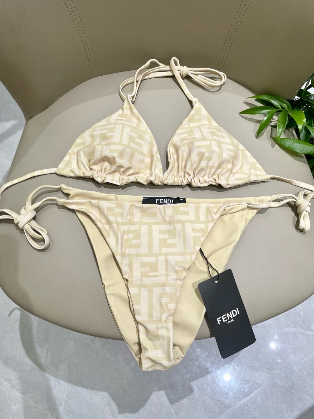芬迪比基尼😍🥰适合多种场景的游泳衣🏊♀️海边 游泳池 温泉 水上乐园 漂流都可以😌内搭也完全可以 连体 芬迪比基尼😍🥰适合多种场景的游泳衣🏊♀️海边 游泳池 温泉 水上乐园 漂流都可以😌内搭也完全可以 连体