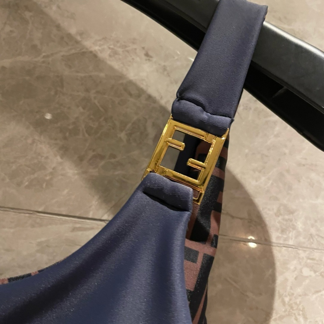 Fendi 芬迪连体😍🥰适合多种场景的游泳衣🏊♀️海边 游泳池 温泉 水上乐园 漂流都可以😌内搭也完全 Fendi 芬迪连体😍🥰适合多种场景的游泳衣🏊♀️海边 游泳池 温泉 水上乐园 漂流都可以😌内搭也完全