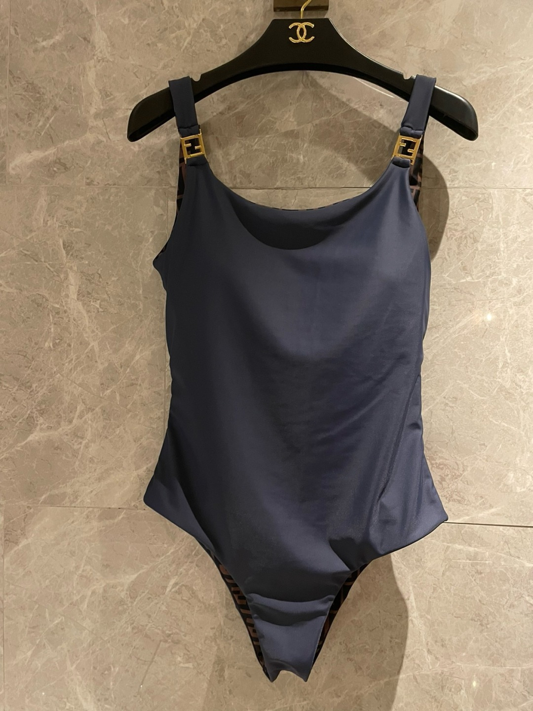 Fendi 芬迪连体😍🥰适合多种场景的游泳衣🏊♀️海边 游泳池 温泉 水上乐园 漂流都可以😌内搭也完全 Fendi 芬迪连体😍🥰适合多种场景的游泳衣🏊♀️海边 游泳池 温泉 水上乐园 漂流都可以😌内搭也完全