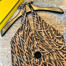 Fendi 芬迪连体😍🥰适合多种场景的游泳衣🏊♀️海边 游泳池 温泉 水上乐园 漂流都可以😌内搭也完全 Fendi 芬迪连体😍🥰适合多种场景的游泳衣🏊♀️海边 游泳池 温泉 水上乐园 漂流都可以😌内搭也完全