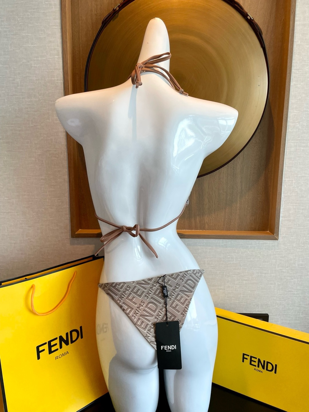 芬迪比基尼😍🥰适合多种场景的游泳衣🏊♀️海边 游泳池 温泉 水上乐园 漂流都可以😌内搭也完全可以 连体 芬迪比基尼😍🥰适合多种场景的游泳衣🏊♀️海边 游泳池 温泉 水上乐园 漂流都可以😌内搭也完全可以 连体