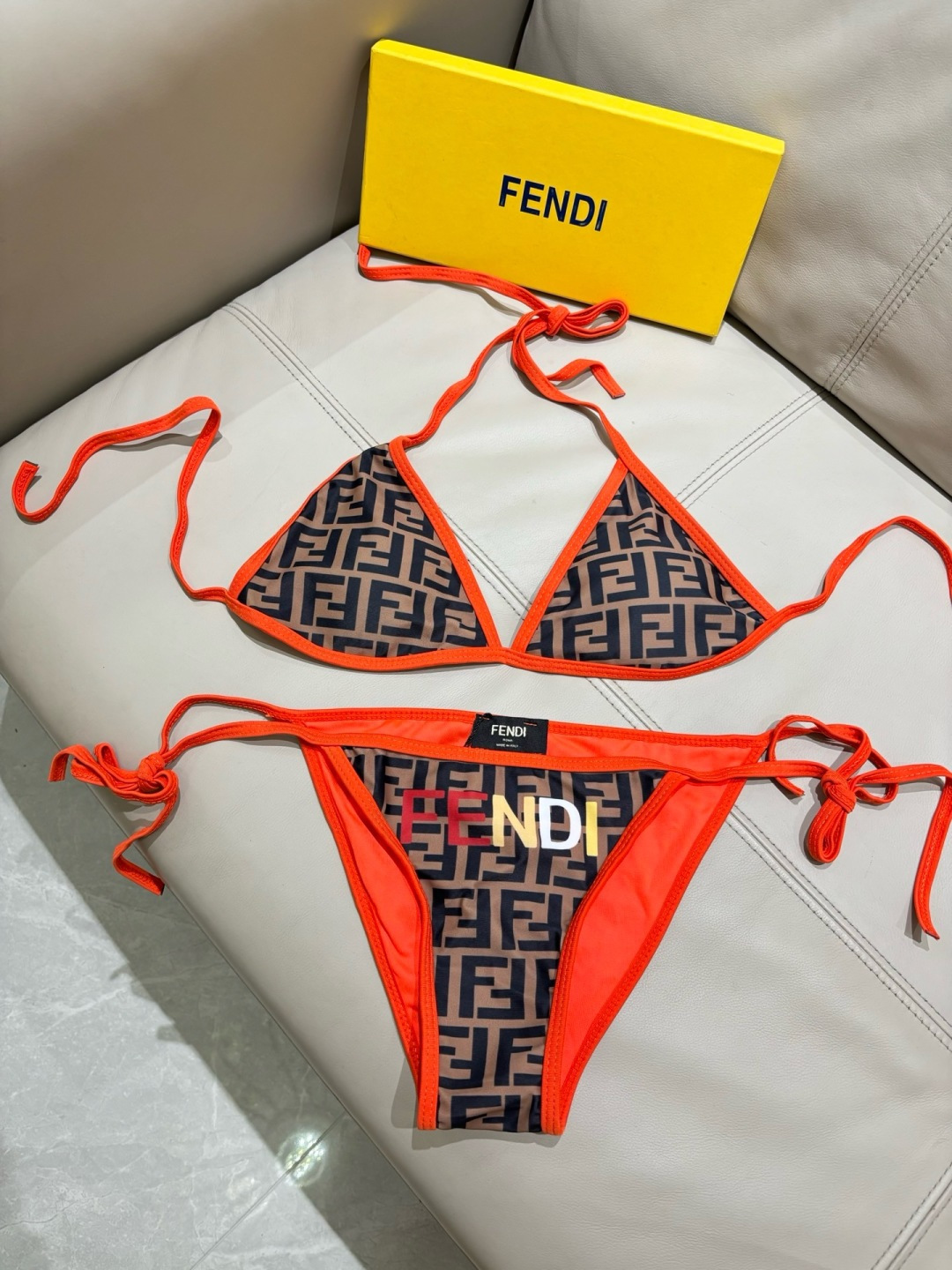 芬迪比基尼😍🥰适合多种场景的游泳衣🏊♀️海边 游泳池 温泉 水上乐园 漂流都可以😌内搭也完全可以 连体 芬迪比基尼😍🥰适合多种场景的游泳衣🏊♀️海边 游泳池 温泉 水上乐园 漂流都可以😌内搭也完全可以 连体