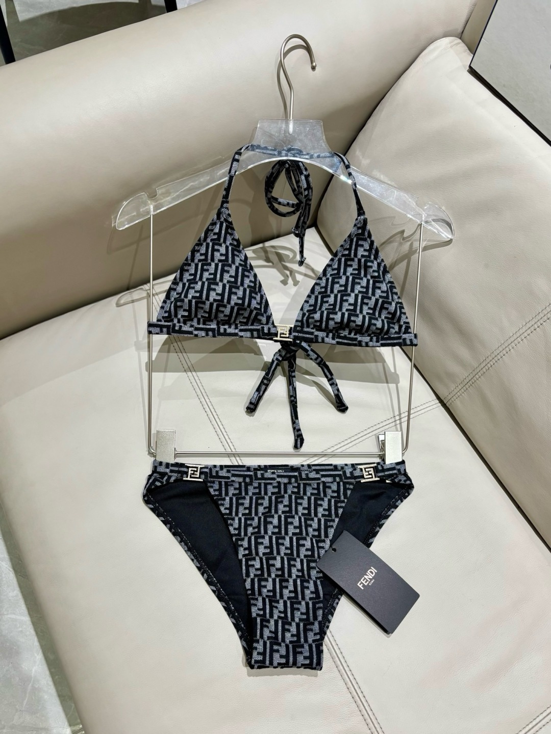 芬迪比基尼😍🥰适合多种场景的游泳衣🏊♀️海边 游泳池 温泉 水上乐园 漂流都可以😌内搭也完全可以 连体 芬迪比基尼😍🥰适合多种场景的游泳衣🏊♀️海边 游泳池 温泉 水上乐园 漂流都可以😌内搭也完全可以 连体