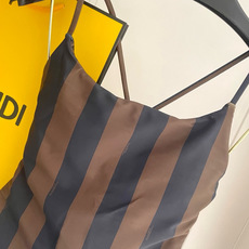 Fendi 芬迪连体😍🥰适合多种场景的游泳衣🏊♀️海边 游泳池 温泉 水上乐园 漂流都可以😌内搭也完全 Fendi 芬迪连体😍🥰适合多种场景的游泳衣🏊♀️海边 游泳池 温泉 水上乐园 漂流都可以😌内搭也完全