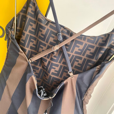 Fendi 芬迪连体😍🥰适合多种场景的游泳衣🏊♀️海边 游泳池 温泉 水上乐园 漂流都可以😌内搭也完全 Fendi 芬迪连体😍🥰适合多种场景的游泳衣🏊♀️海边 游泳池 温泉 水上乐园 漂流都可以😌内搭也完全