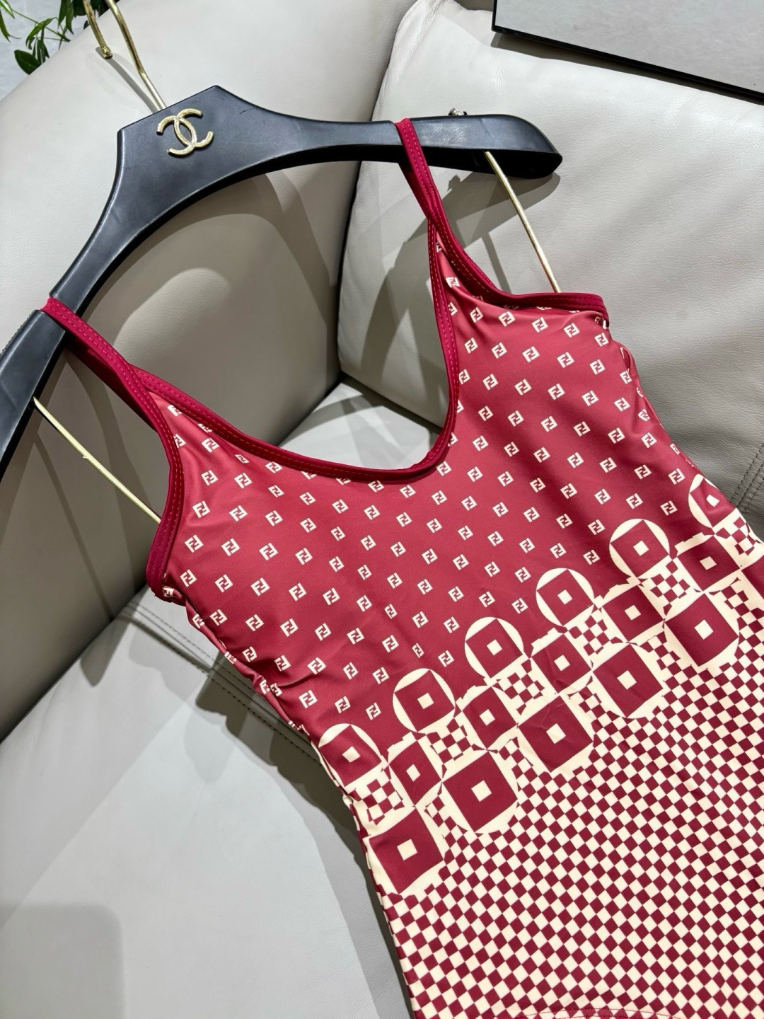 Fendi 芬迪连体😍🥰适合多种场景的游泳衣🏊‍♀️海边 游泳池 温泉 水上乐园 漂流都可以😌内搭也完全