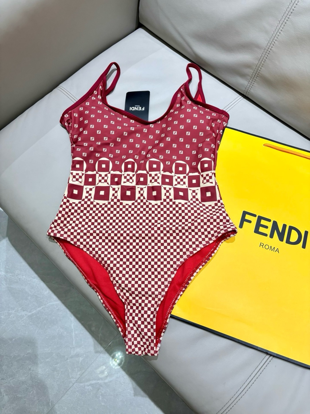 Fendi 芬迪连体😍🥰适合多种场景的游泳衣🏊‍♀️海边 游泳池 温泉 水上乐园 漂流都可以😌内搭也完全