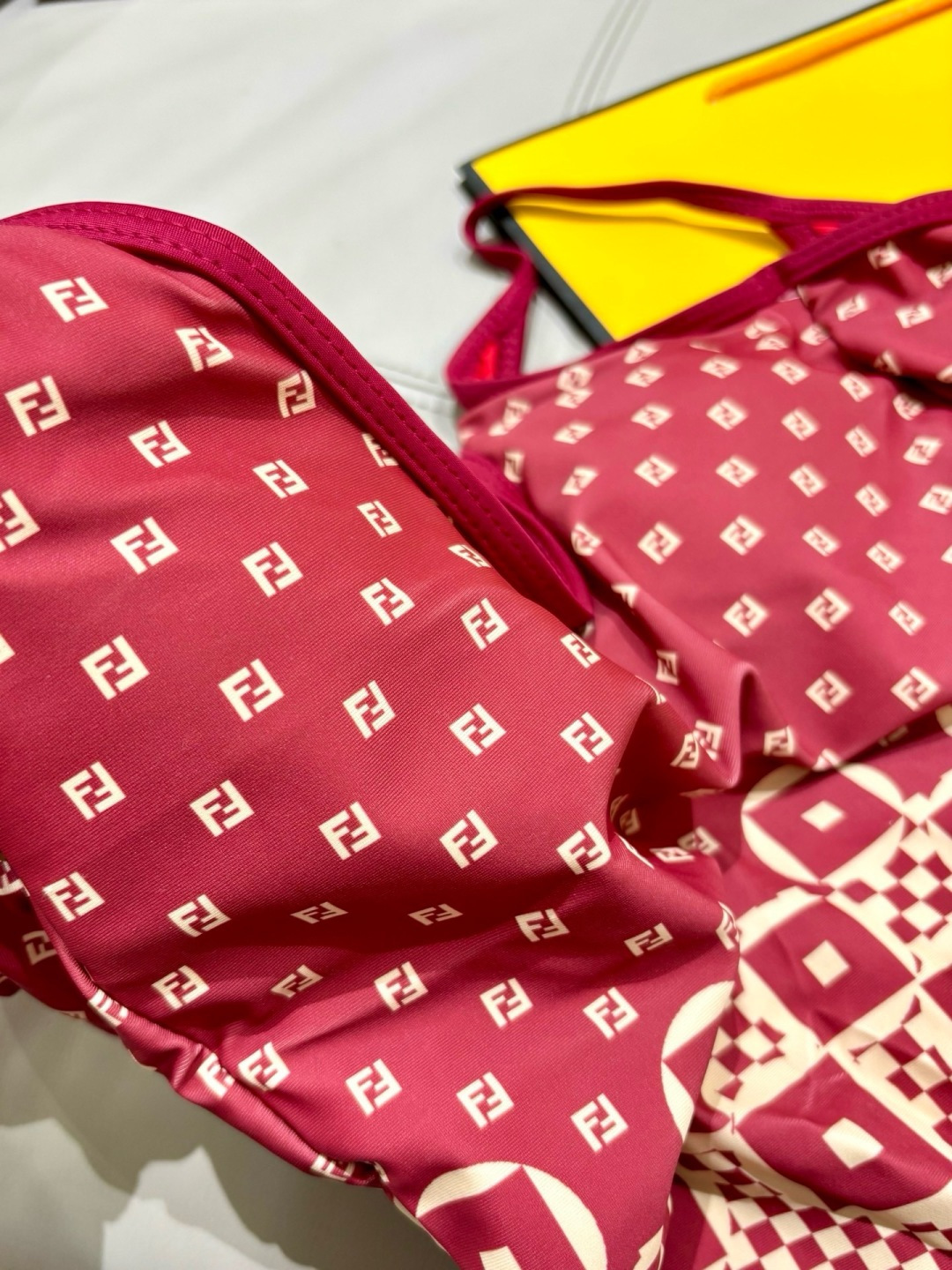 Fendi 芬迪连体😍🥰适合多种场景的游泳衣🏊‍♀️海边 游泳池 温泉 水上乐园 漂流都可以😌内搭也完全