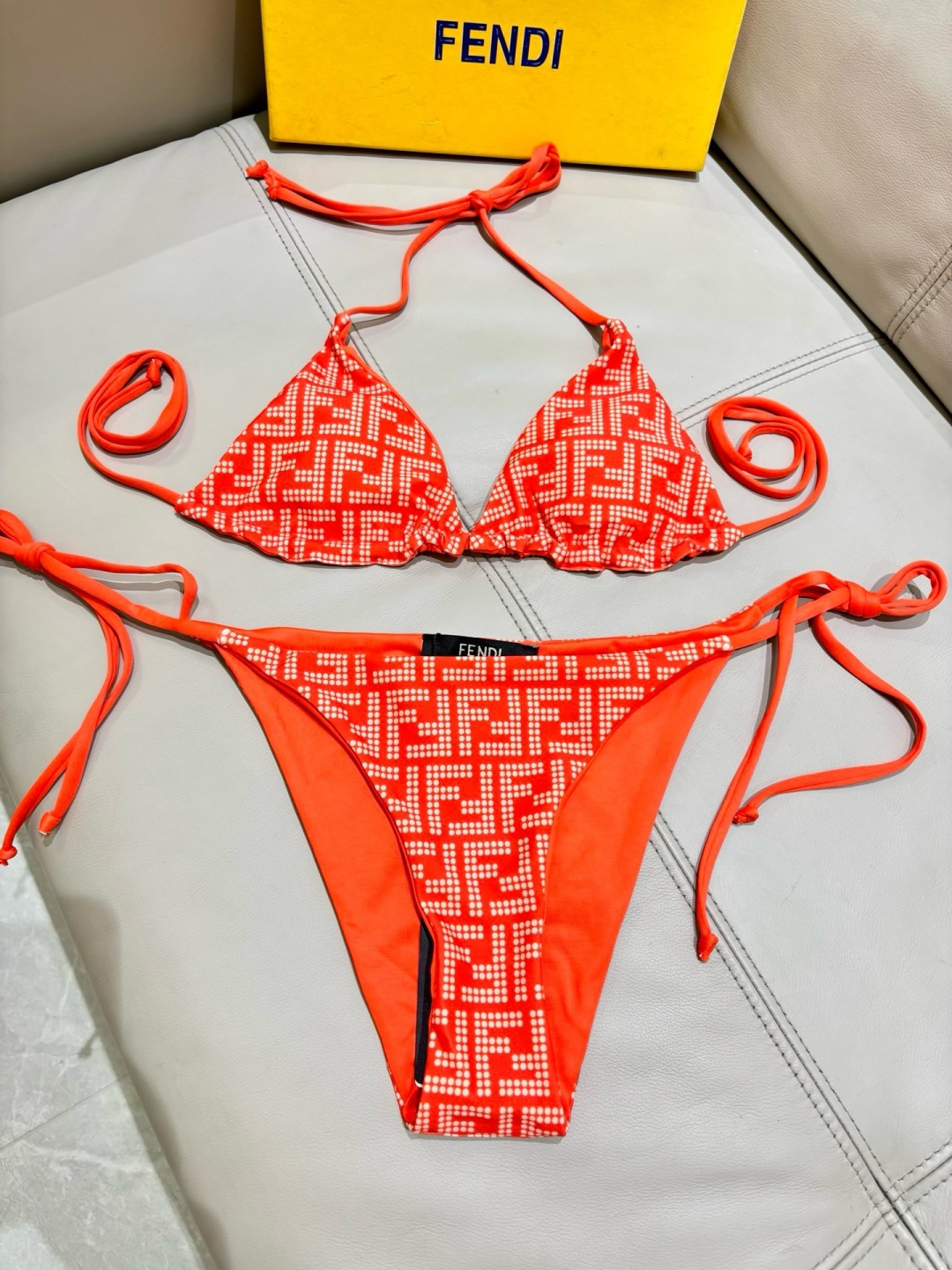 芬迪比基尼😍🥰适合多种场景的游泳衣🏊♀️海边 游泳池 温泉 水上乐园 漂流都可以😌内搭也完全可以 连体 芬迪比基尼😍🥰适合多种场景的游泳衣🏊♀️海边 游泳池 温泉 水上乐园 漂流都可以😌内搭也完全可以 连体