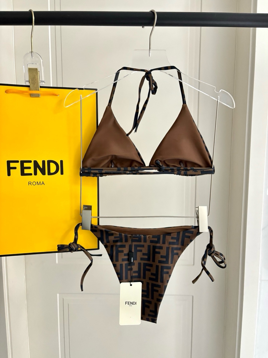 Fendi复古老花泳装三件套 承包整个夏日度假高光轻奢氛围感，泳池邮轮轻松拿捏贵气质感Fendi经典满印