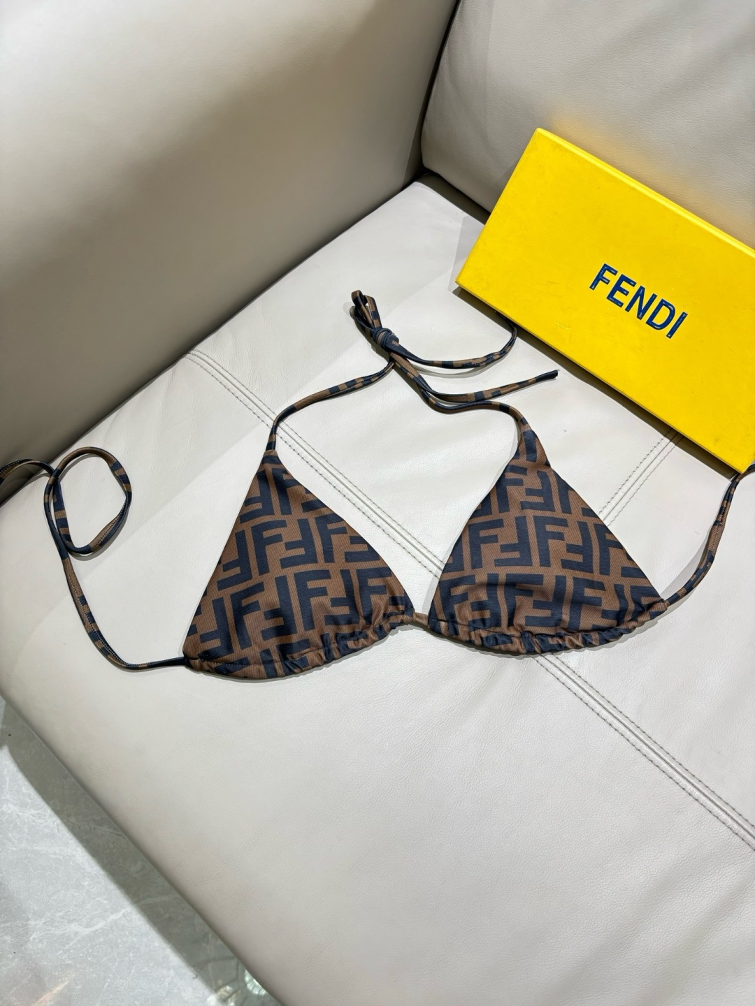 Fendi复古老花泳装三件套 承包整个夏日度假高光轻奢氛围感，泳池邮轮轻松拿捏贵气质感Fendi经典满印