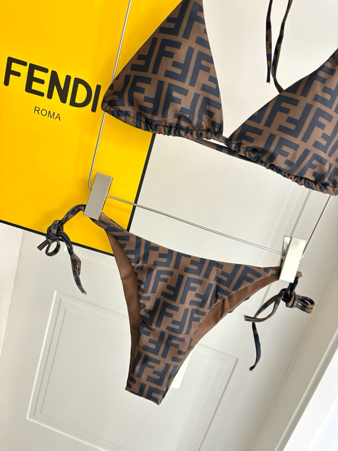 Fendi复古老花泳装三件套 承包整个夏日度假高光轻奢氛围感，泳池邮轮轻松拿捏贵气质感Fendi经典满印