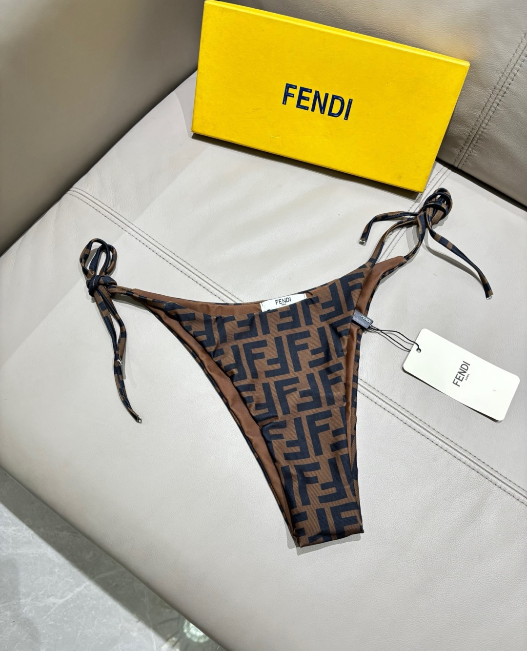 Fendi复古老花泳装三件套 承包整个夏日度假高光轻奢氛围感，泳池邮轮轻松拿捏贵气质感Fendi经典满印