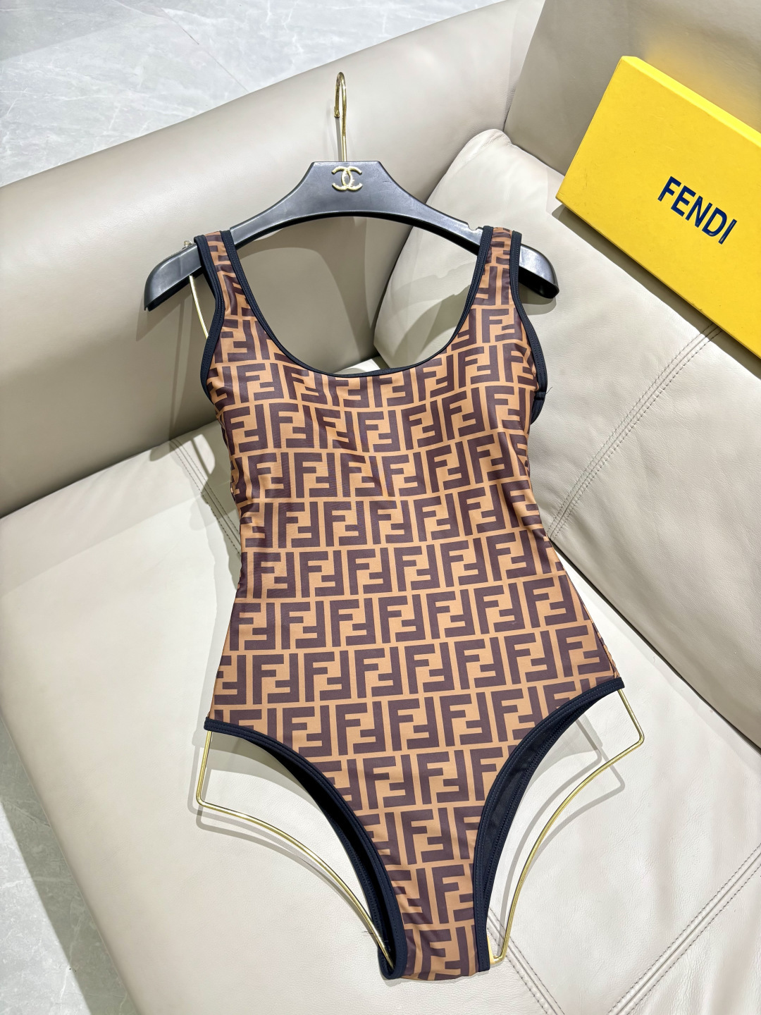 Fendi 芬迪连体😍🥰适合多种场景的游泳衣🏊♀️海边 游泳池 温泉 水上乐园 漂流都可以😌内搭也完全 Fendi 芬迪连体😍🥰适合多种场景的游泳衣🏊♀️海边 游泳池 温泉 水上乐园 漂流都可以😌内搭也完全