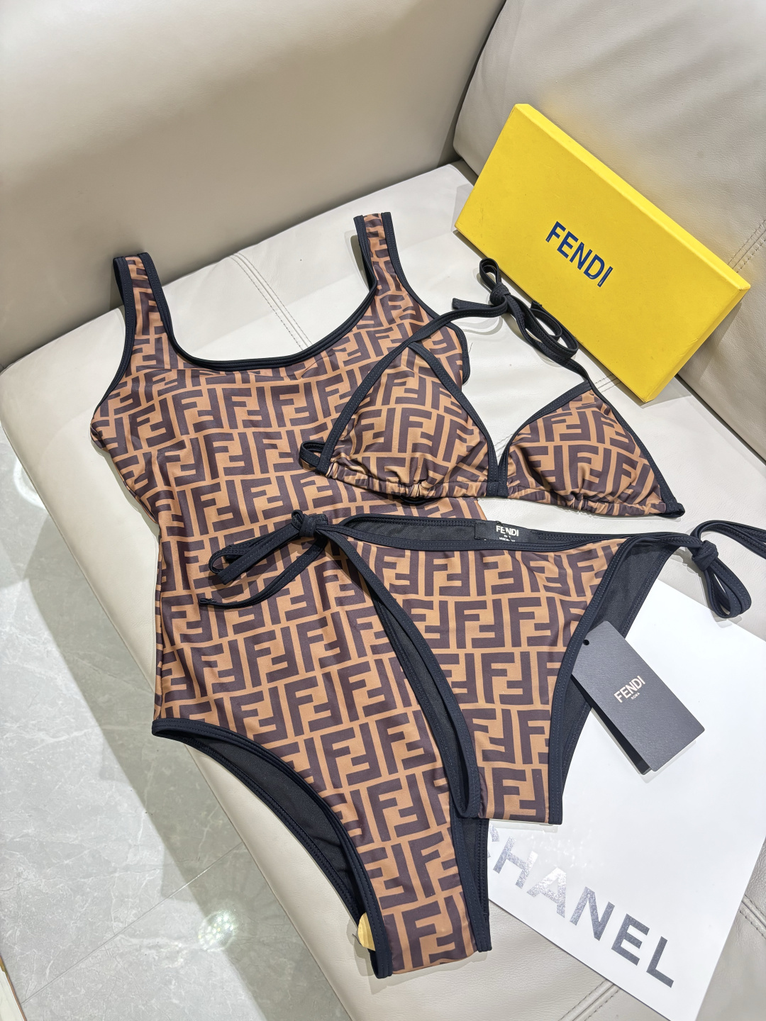 Fendi 芬迪连体😍🥰适合多种场景的游泳衣🏊♀️海边 游泳池 温泉 水上乐园 漂流都可以😌内搭也完全 Fendi 芬迪连体😍🥰适合多种场景的游泳衣🏊♀️海边 游泳池 温泉 水上乐园 漂流都可以😌内搭也完全