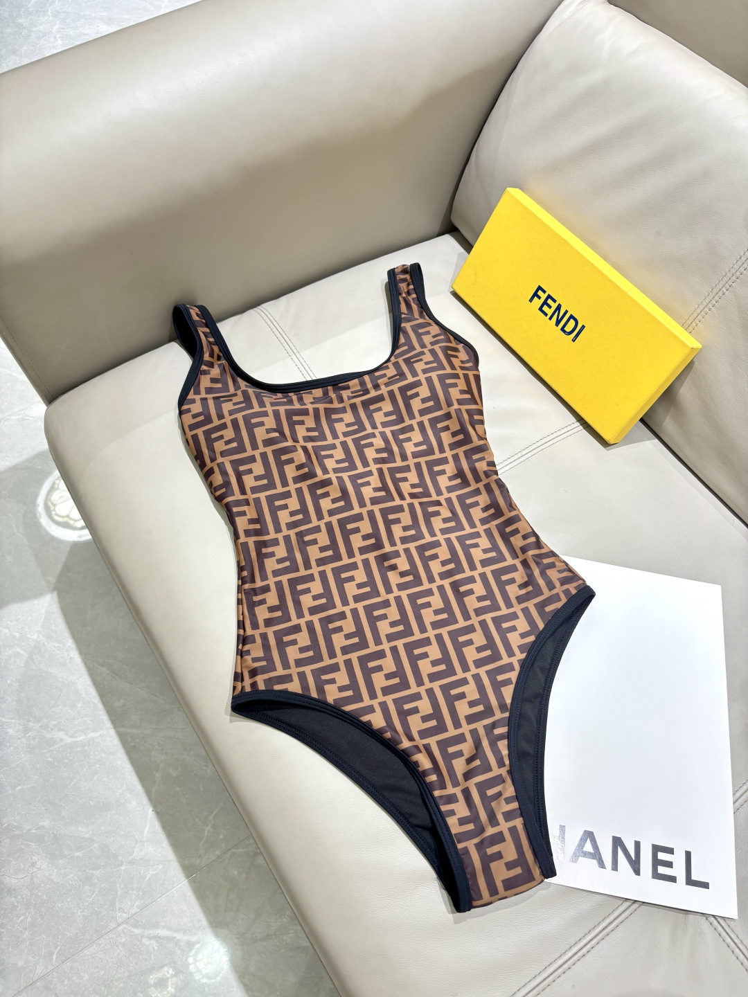 Fendi 芬迪连体😍🥰适合多种场景的游泳衣🏊♀️海边 游泳池 温泉 水上乐园 漂流都可以😌内搭也完全 Fendi 芬迪连体😍🥰适合多种场景的游泳衣🏊♀️海边 游泳池 温泉 水上乐园 漂流都可以😌内搭也完全