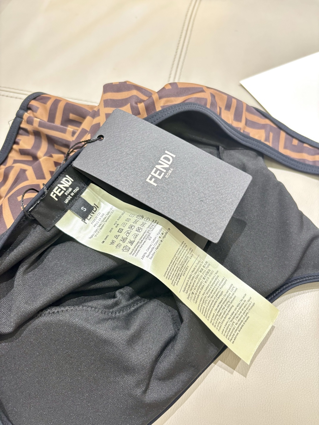 Fendi 芬迪连体😍🥰适合多种场景的游泳衣🏊♀️海边 游泳池 温泉 水上乐园 漂流都可以😌内搭也完全 Fendi 芬迪连体😍🥰适合多种场景的游泳衣🏊♀️海边 游泳池 温泉 水上乐园 漂流都可以😌内搭也完全