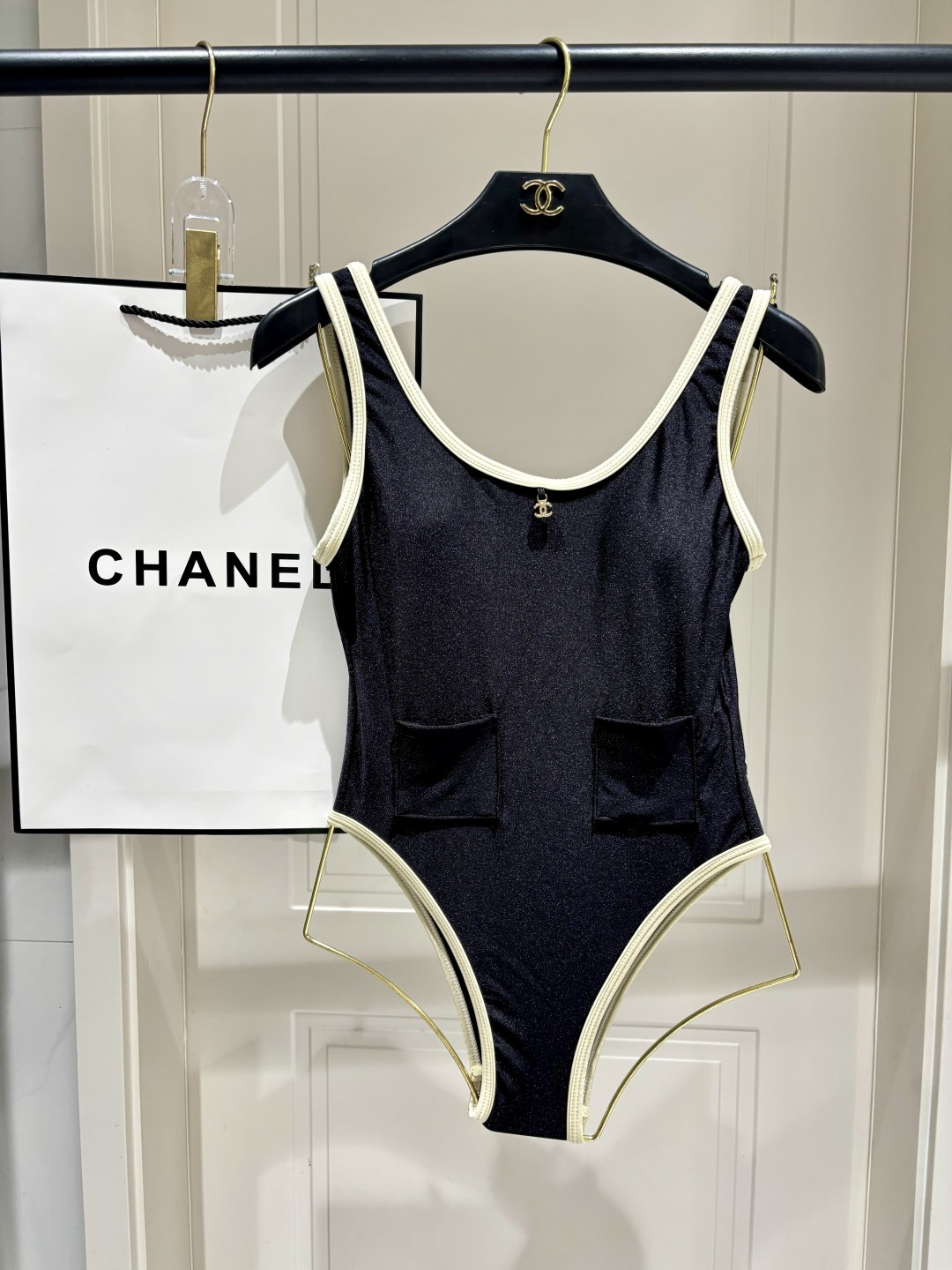 Chanel新款连体泳衣👙❤️😍🥰适合多种场景的游泳衣🏊‍♀️海边 游泳池 温泉 水上乐园 漂流都可以😌