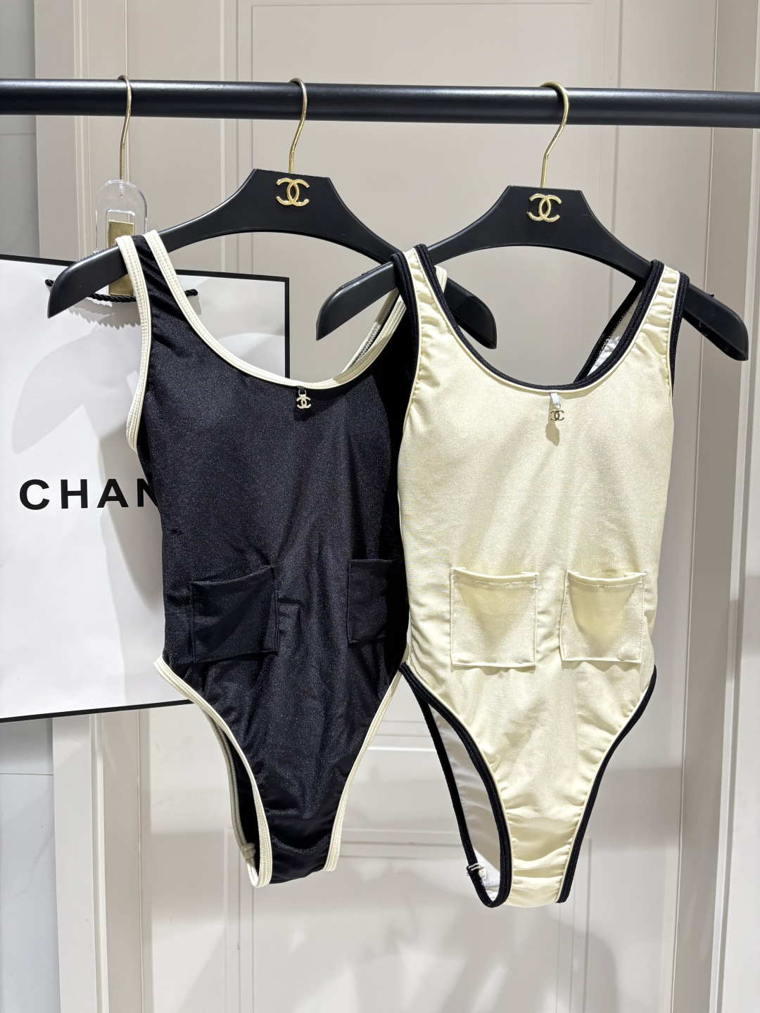 Chanel新款连体泳衣👙❤️😍🥰适合多种场景的游泳衣🏊‍♀️海边 游泳池 温泉 水上乐园 漂流都可以😌