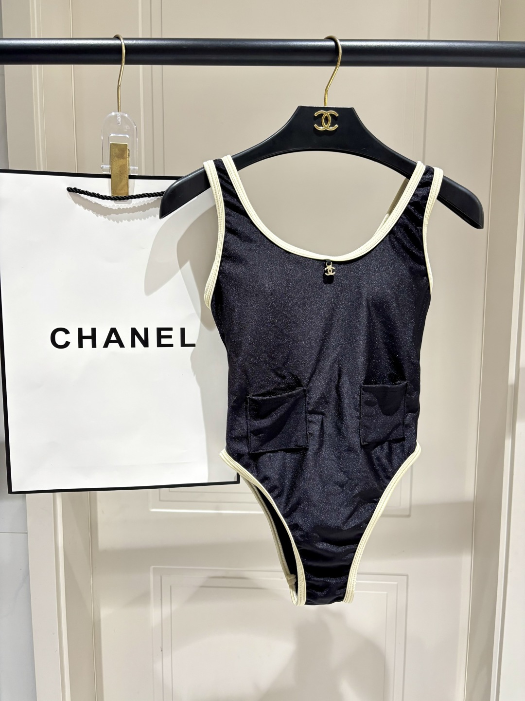 Chanel新款连体泳衣👙❤️😍🥰适合多种场景的游泳衣🏊‍♀️海边 游泳池 温泉 水上乐园 漂流都可以😌