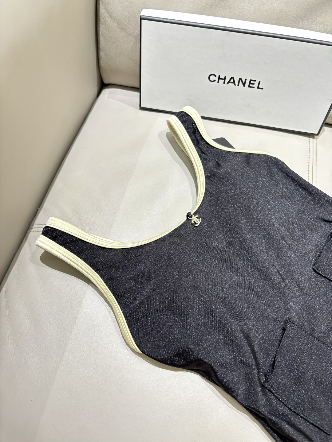 Chanel新款连体泳衣👙❤️😍🥰适合多种场景的游泳衣🏊‍♀️海边 游泳池 温泉 水上乐园 漂流都可以😌