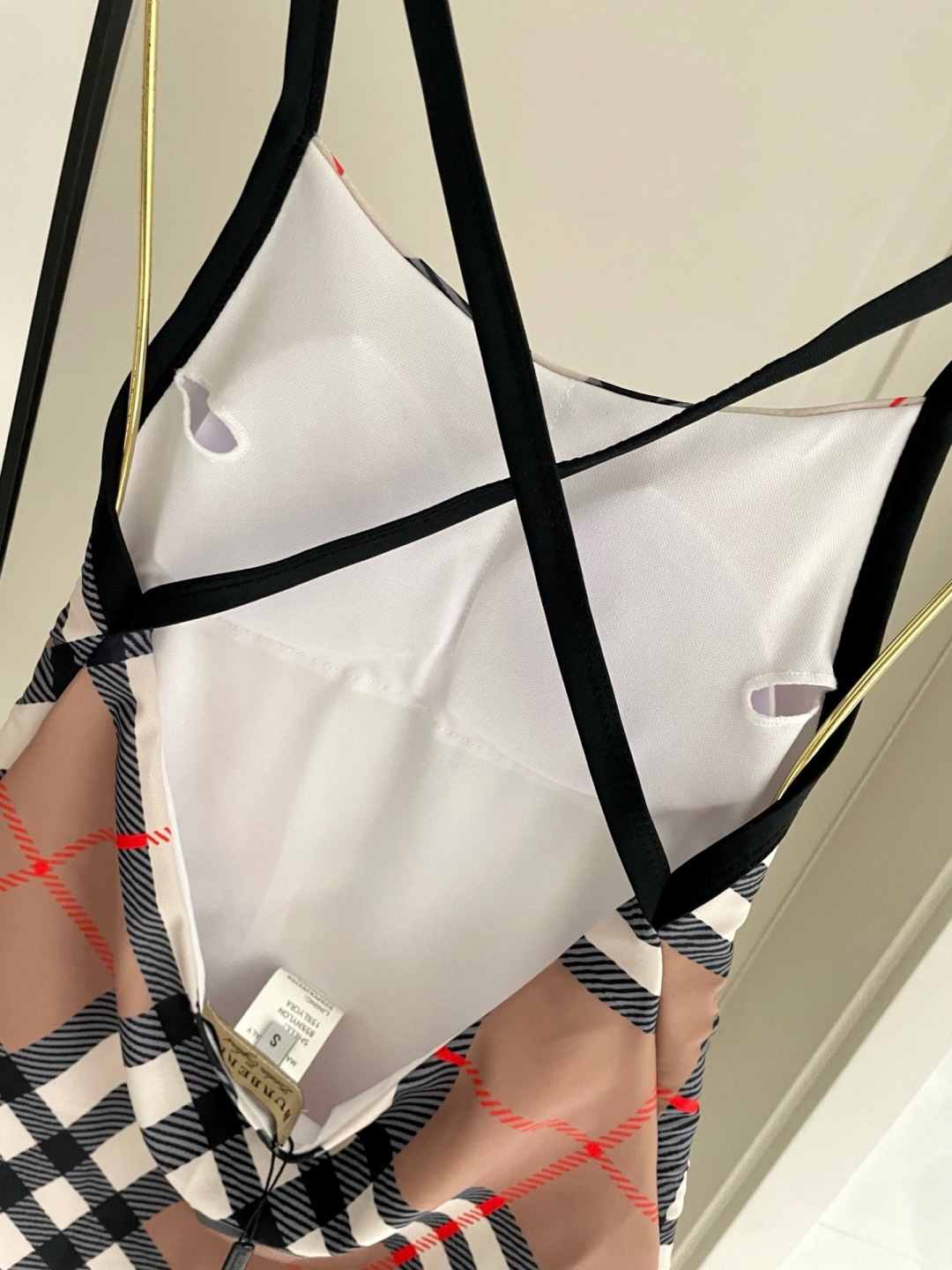 巴宝莉新款连体泳衣👙❤️😍🥰适合多种场景的游泳衣🏊‍♀️海边 游泳池 温泉 水上乐园 漂流都可以😌内搭外