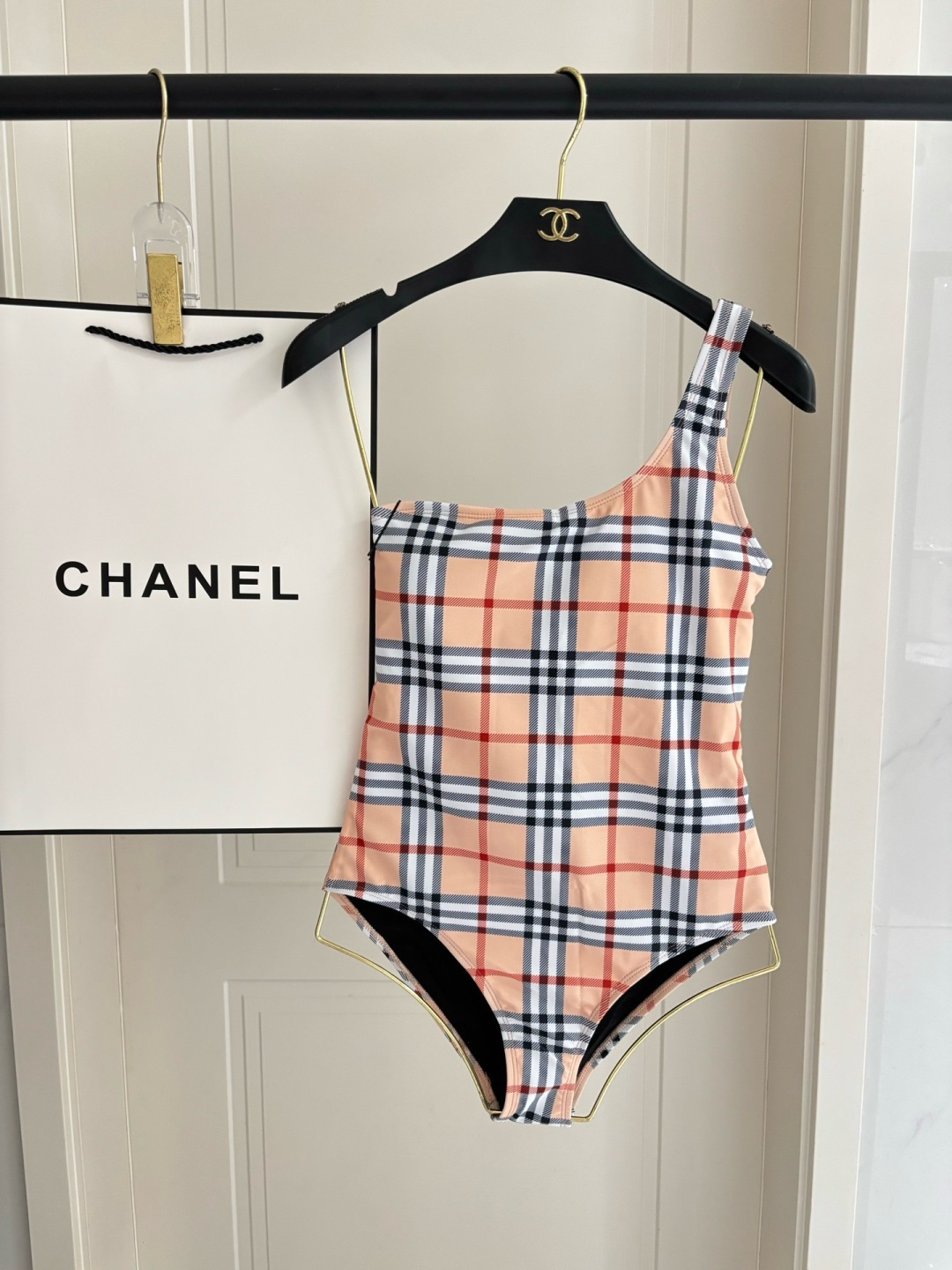巴宝莉新款连体泳衣👙❤️😍🥰适合多种场景的游泳衣🏊‍♀️海边 游泳池 温泉 水上乐园 漂流都可以😌内搭外