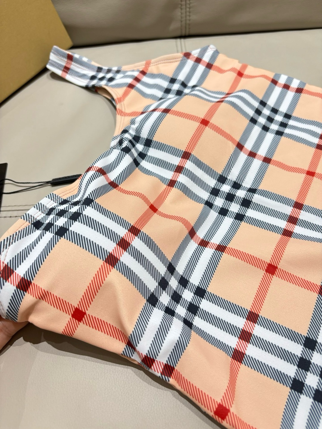 巴宝莉新款连体泳衣👙❤️😍🥰适合多种场景的游泳衣🏊‍♀️海边 游泳池 温泉 水上乐园 漂流都可以😌内搭外
