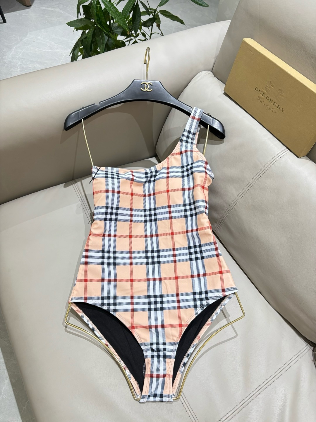 巴宝莉新款连体泳衣👙❤️😍🥰适合多种场景的游泳衣🏊‍♀️海边 游泳池 温泉 水上乐园 漂流都可以😌内搭外