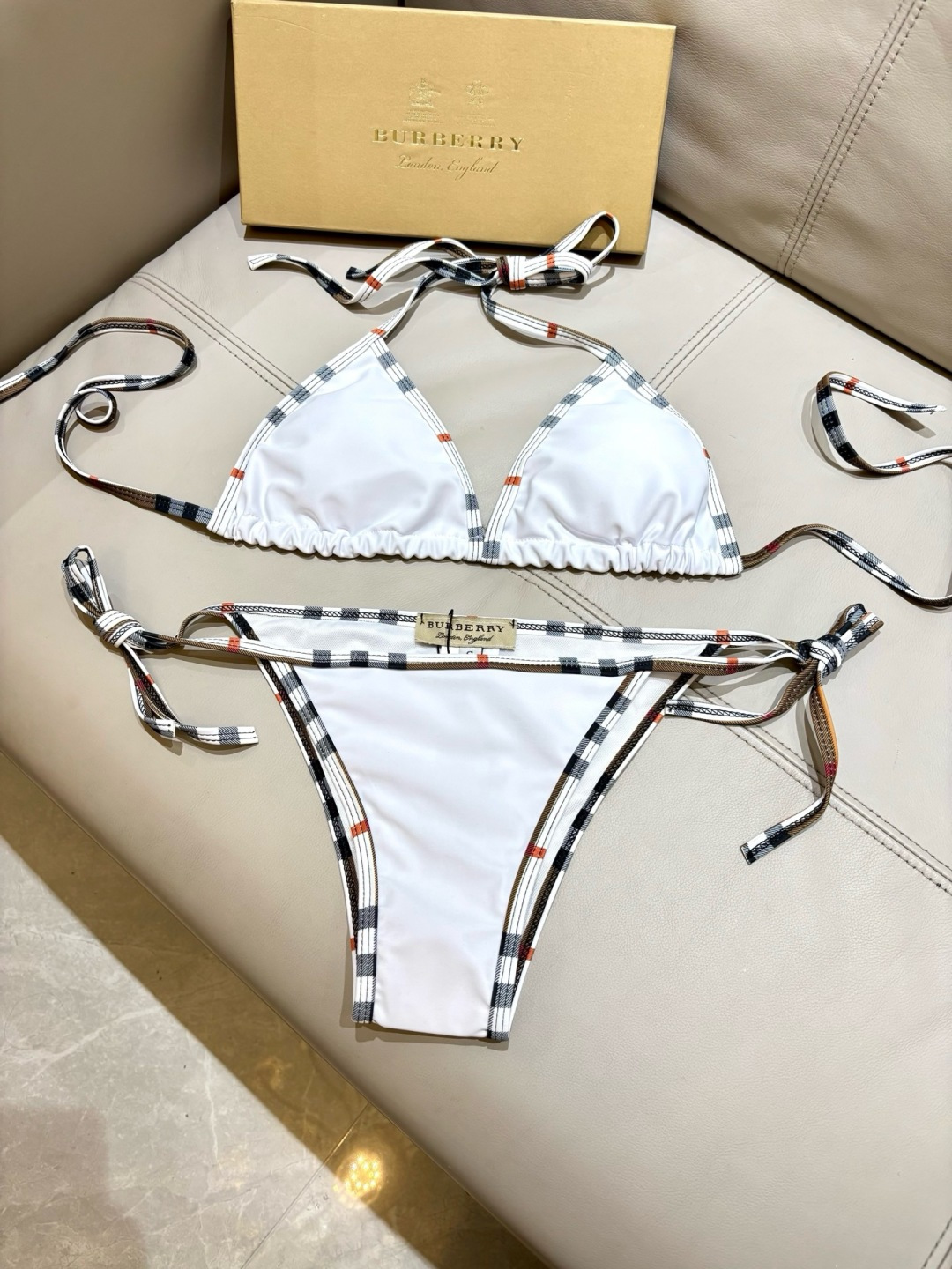 巴宝莉新款比基尼泳衣👙❤️😍🥰适合多种场景的游泳衣🏊♀️海边 游泳池 温泉 水上乐园 漂流都可以😌内搭 巴宝莉新款比基尼泳衣👙❤️😍🥰适合多种场景的游泳衣🏊♀️海边 游泳池 温泉 水上乐园 漂流都可以😌内搭