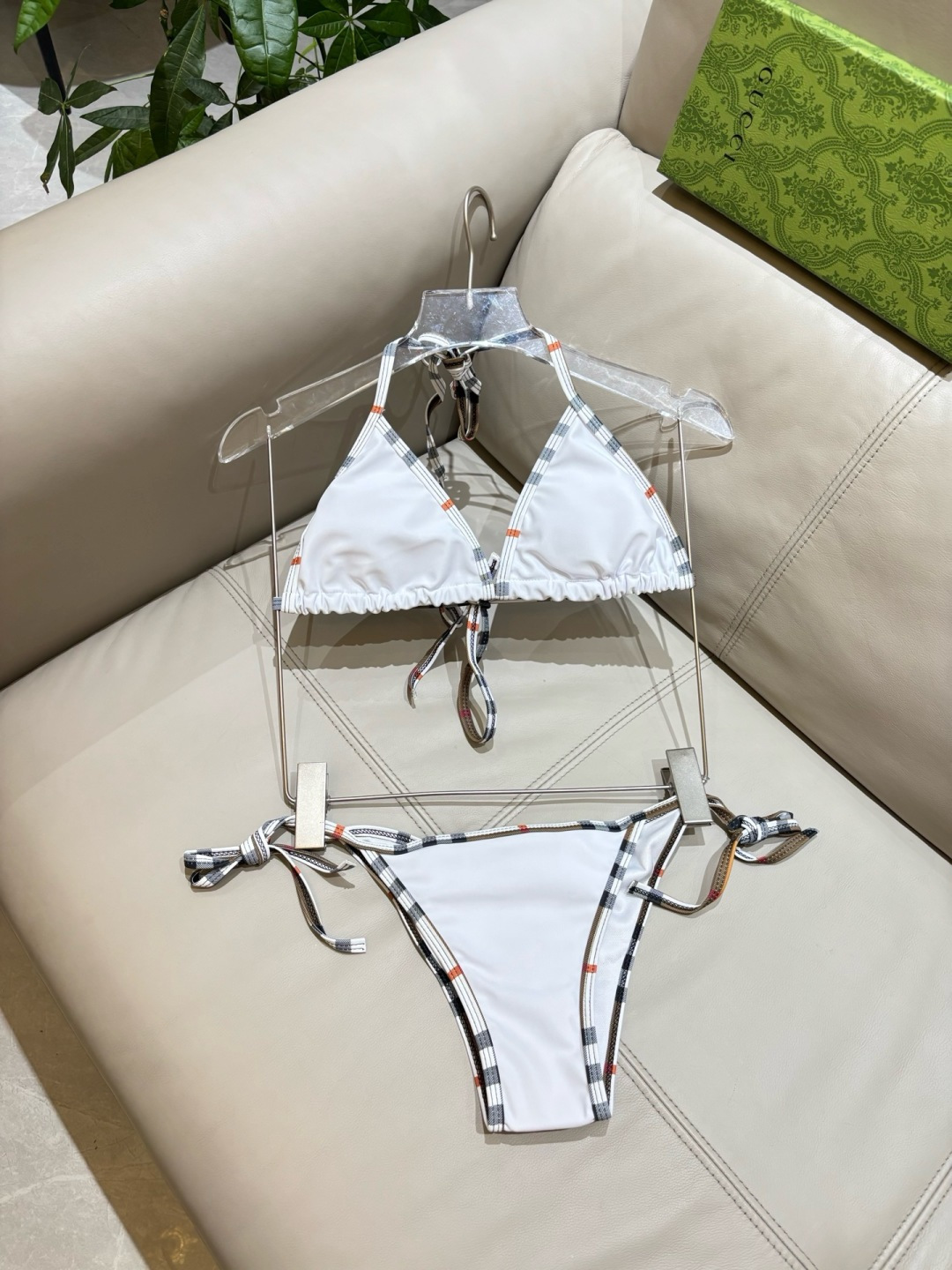 巴宝莉新款比基尼泳衣👙❤️😍🥰适合多种场景的游泳衣🏊♀️海边 游泳池 温泉 水上乐园 漂流都可以😌内搭 巴宝莉新款比基尼泳衣👙❤️😍🥰适合多种场景的游泳衣🏊♀️海边 游泳池 温泉 水上乐园 漂流都可以😌内搭